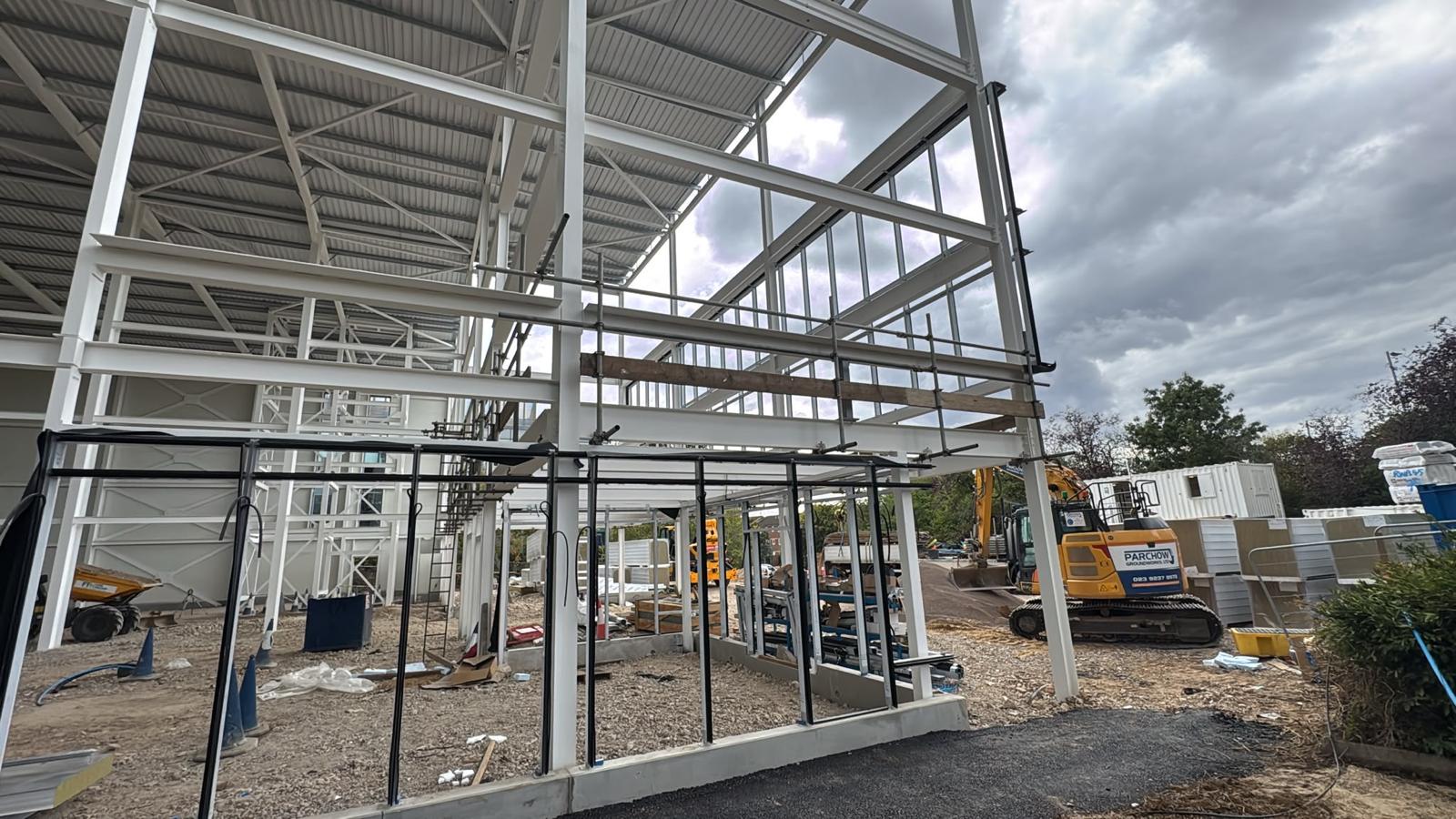 Scaffold edge protection to the exposed first floor deck of a steel frame building during cladding installation